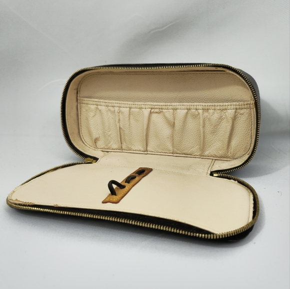 ✅️SOLD✅Louis Vuitton Monogram Trousse Brush GM Cosmetic Pouch(Date Code:VI 0052) - Picture 12 of 16